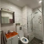 Modern, Cute And Comfy - Free Private Parking Διαμέρισμα