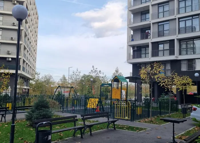 Апартамент Modern, Cute And Comfy - Free Private Parking