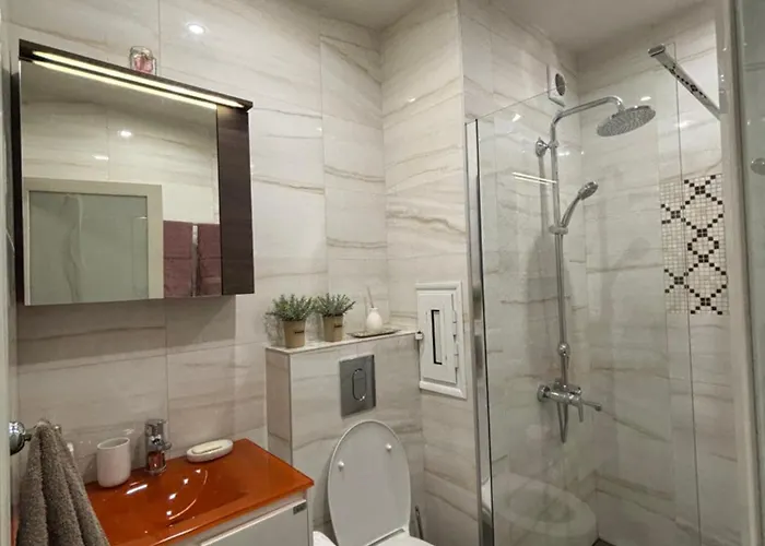 Modern, Cute And Comfy - Free Private Parking Apartment